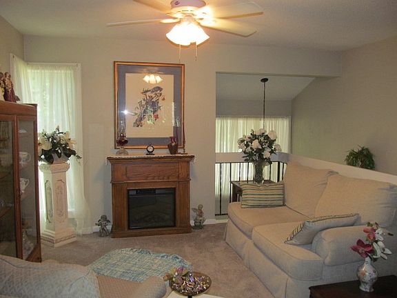 4th image of 16 Broadmore Cir