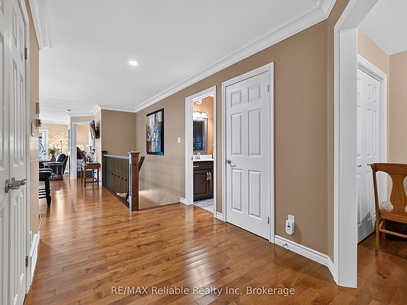 4th image of 217 Bethune Cres