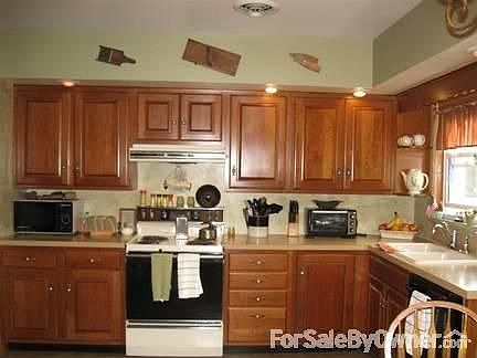 4th image of 1077 Mulberry St