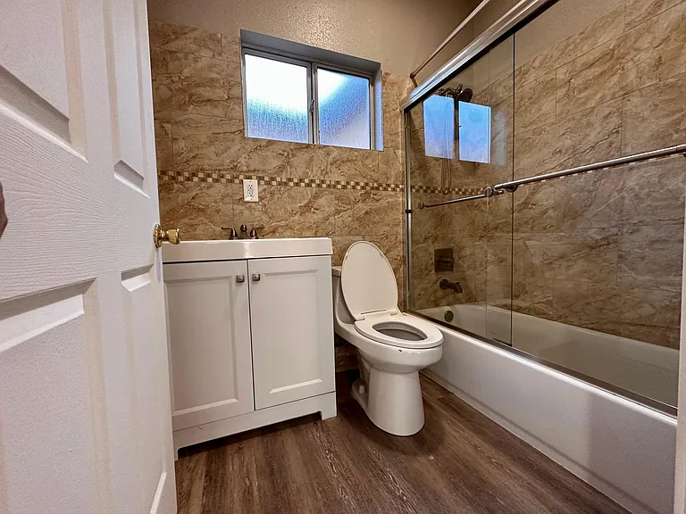 6742 Radford Ave — Photo 15