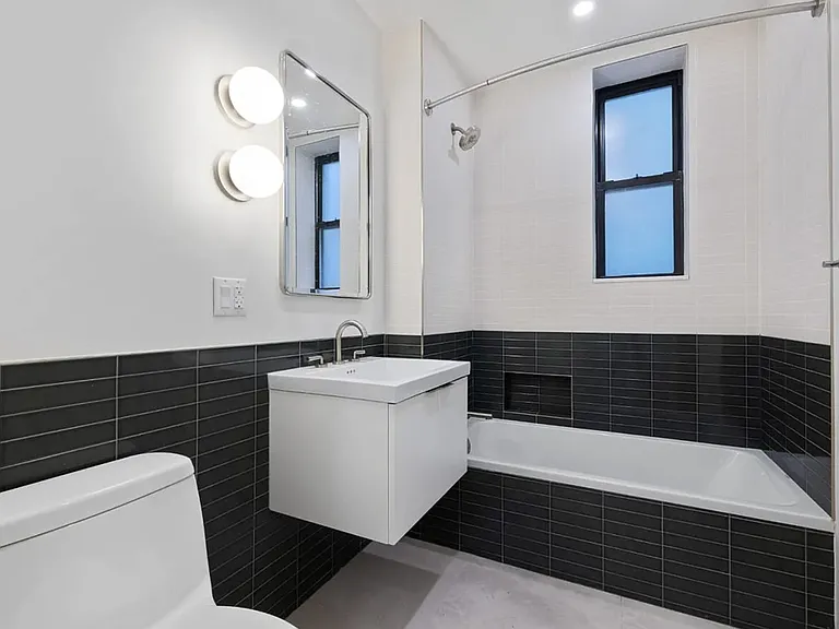 300 W 21st St #62 — Photo 5