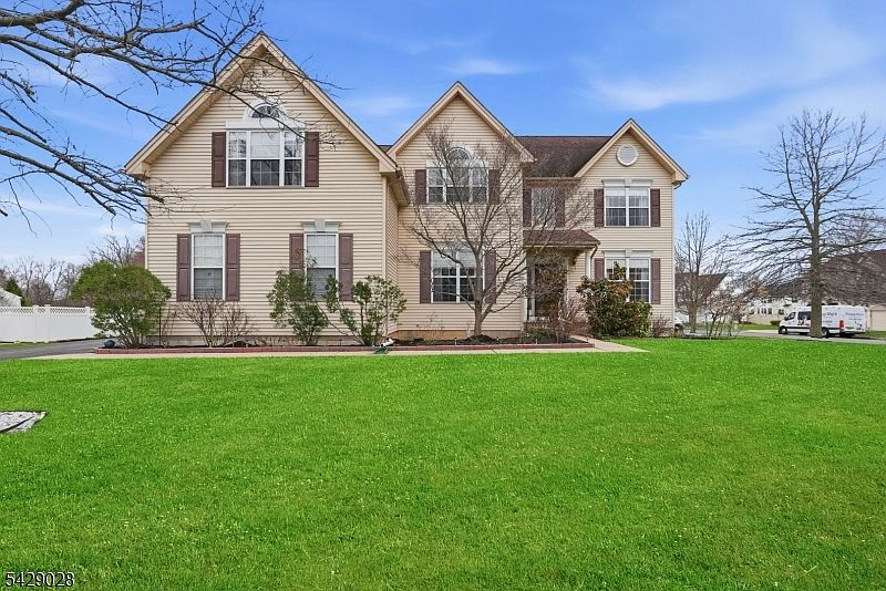 1st image of 74 Kelly Way