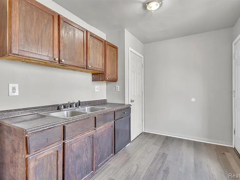 764 Woodmere St — Photo 15