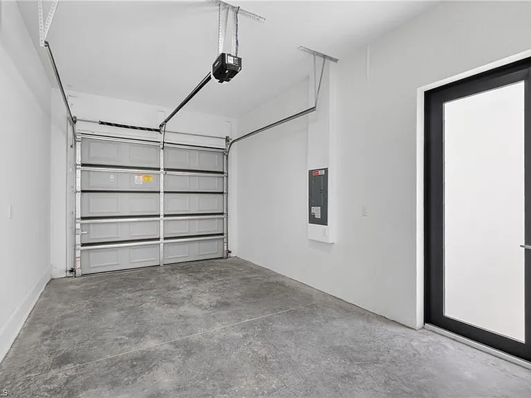 1213 Dodwin St E — Photo 22