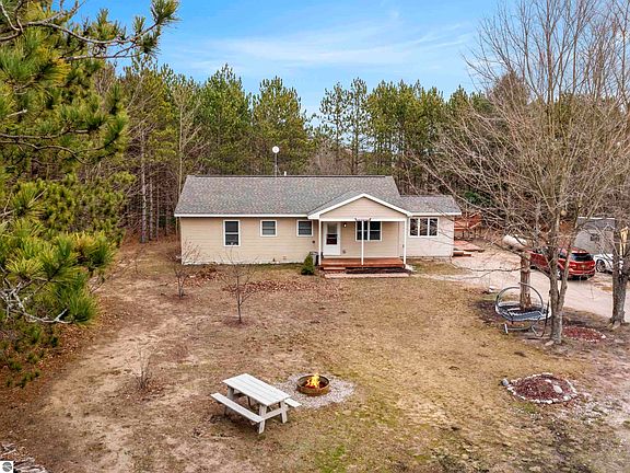 5th image of 2165 Helen Ln