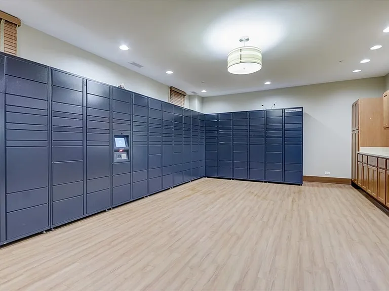 Amazon Hub Lockers