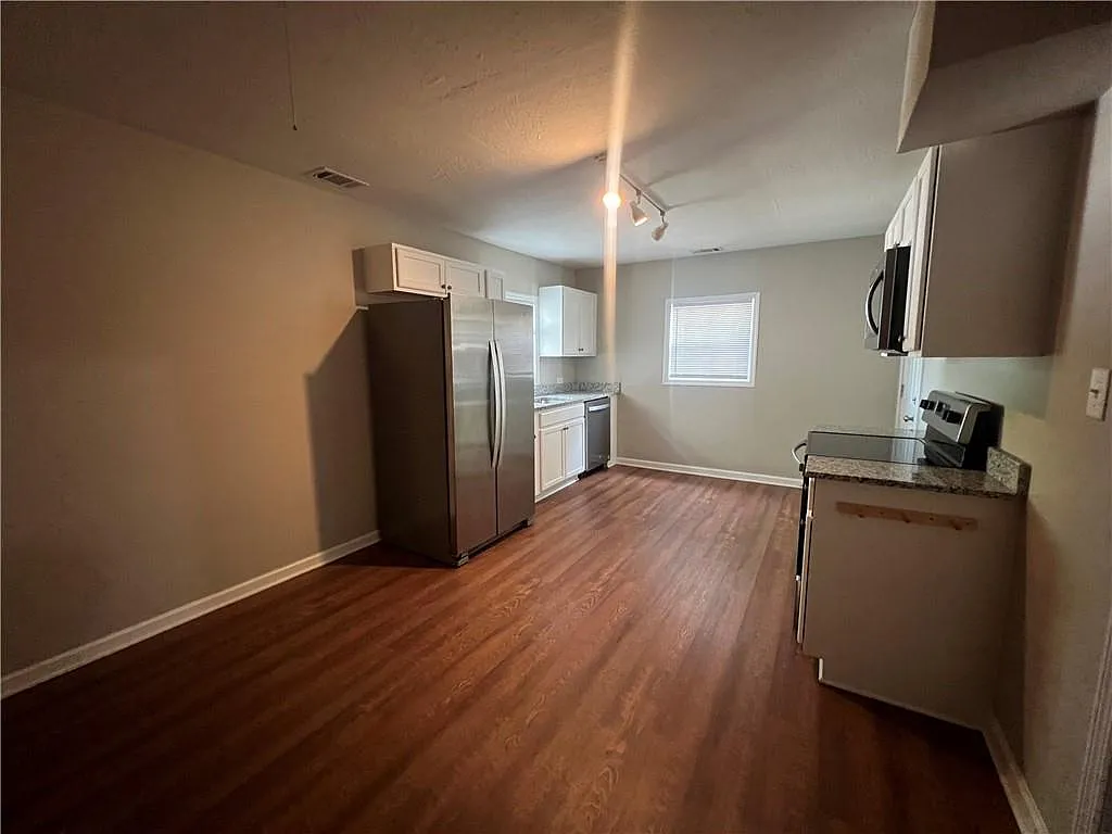1 bed, 2.0 bath, 924 sqft, $1,395 — Photo 2
