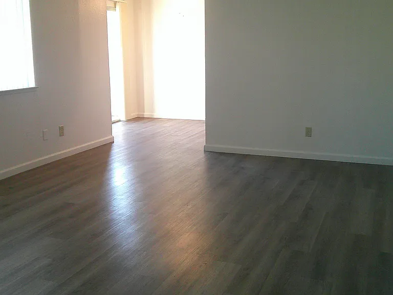 Lindsay Apartments — Photo 10