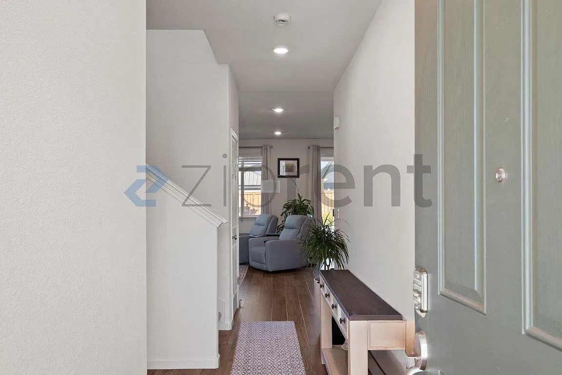 4 bed, 2400 sqft, $4,495 — Photo 4