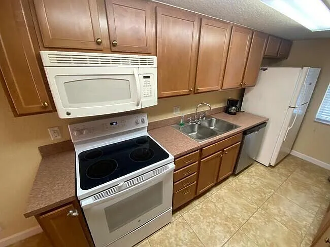 135 NW 5th Ave #3 — Photo 12