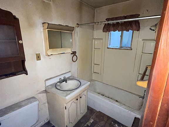 2nd image of 421 Fairview Ave