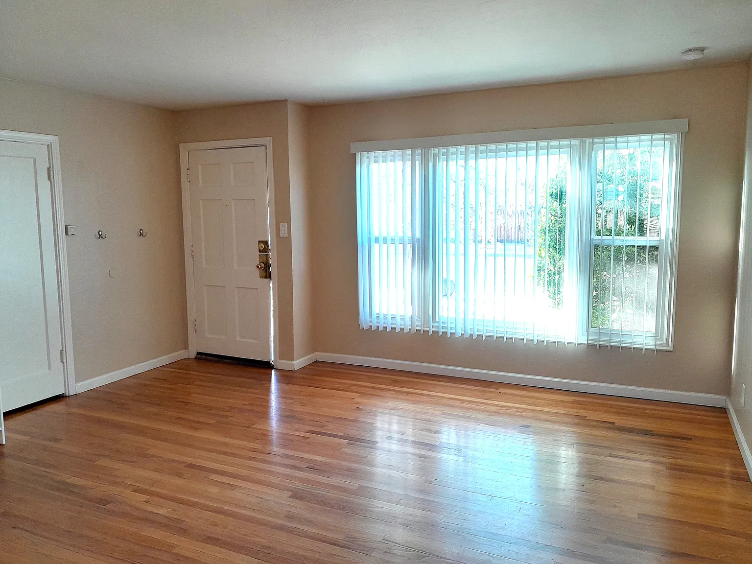 2 bed, 915 sqft, $1,900 — Photo 2