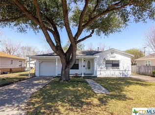 2006 E Guadalupe St, Victoria, TX 77901