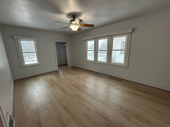 3rd image of 117 11th Ave NE