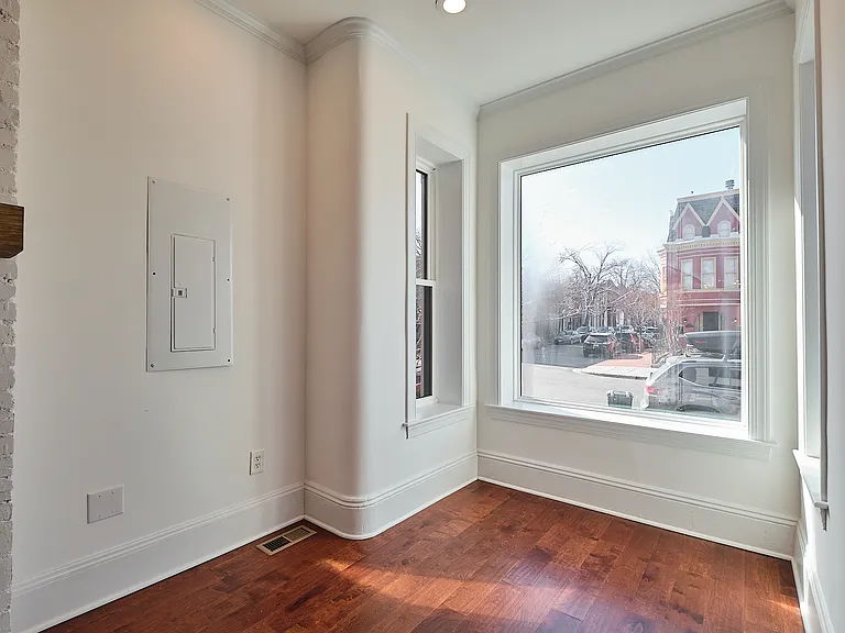 727 13th St NE — Photo 3