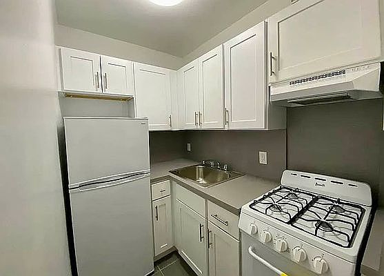 1st image of 140-18 Burden Cres #322