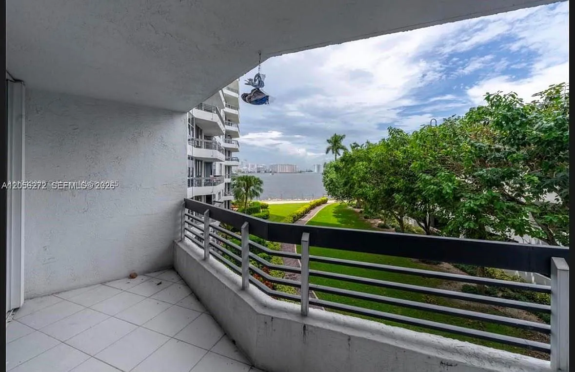 Mystic Pointe Condo No Th — Photo 4