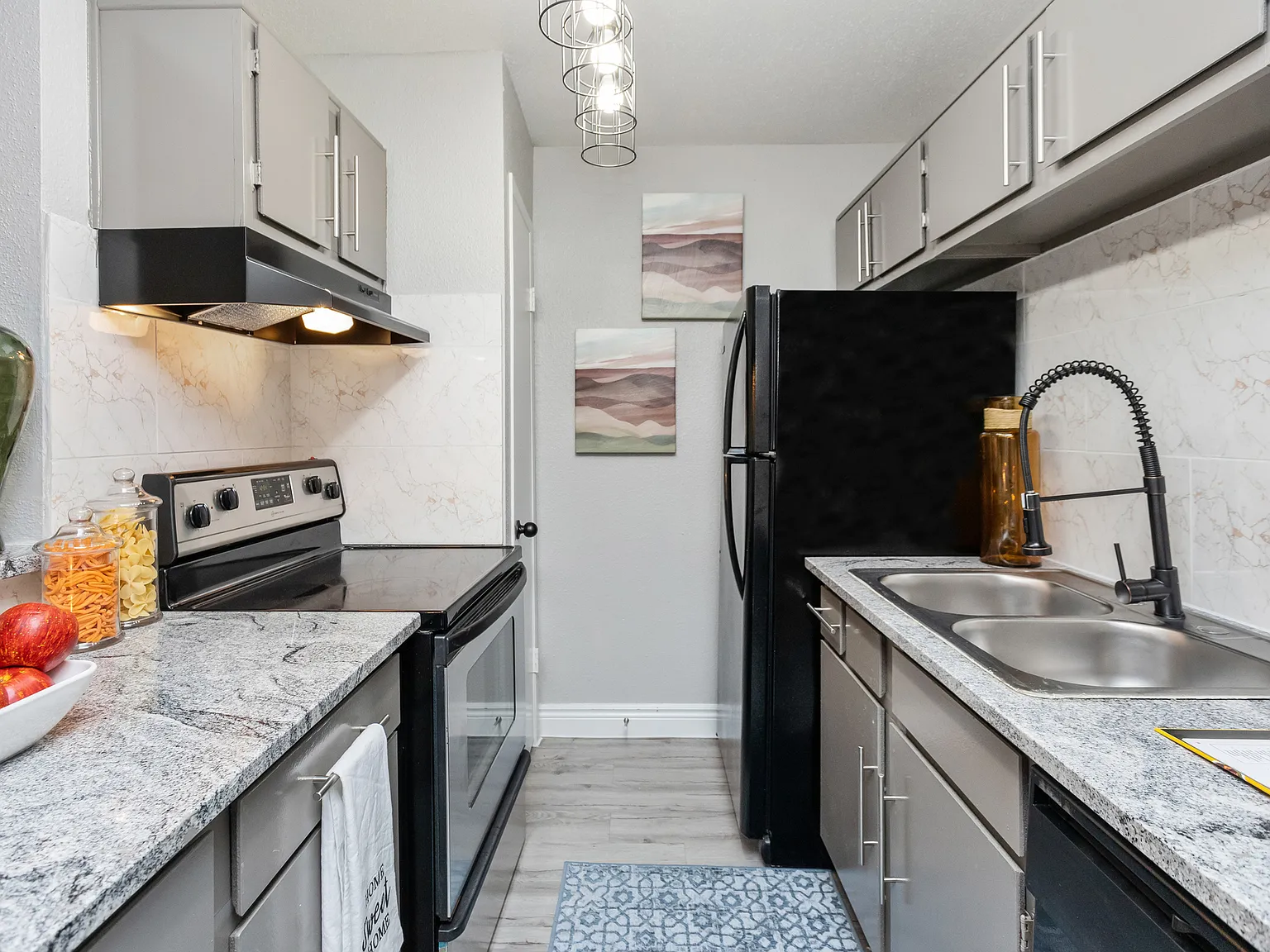 Del Mar Apartments — Photo 2