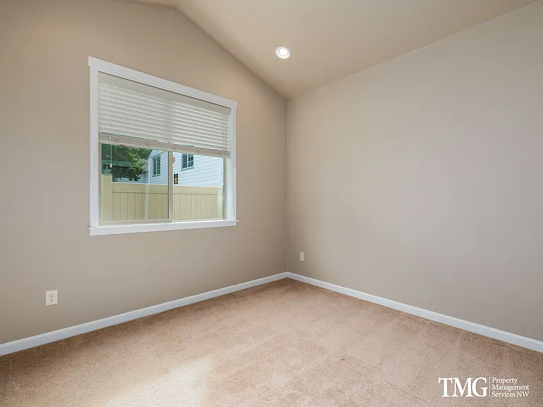8223 NE 20th St — Photo 10