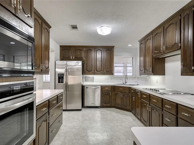 1402 Riverstone Ct — Photo 12
