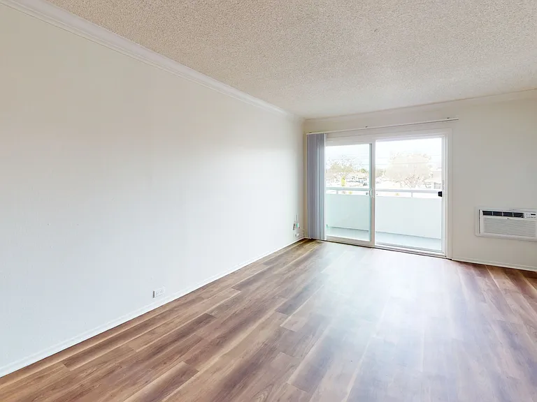 Eight 80 Newport Beach — Photo 230