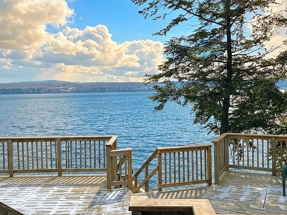 2nd image of 10 Lakeshore Rd