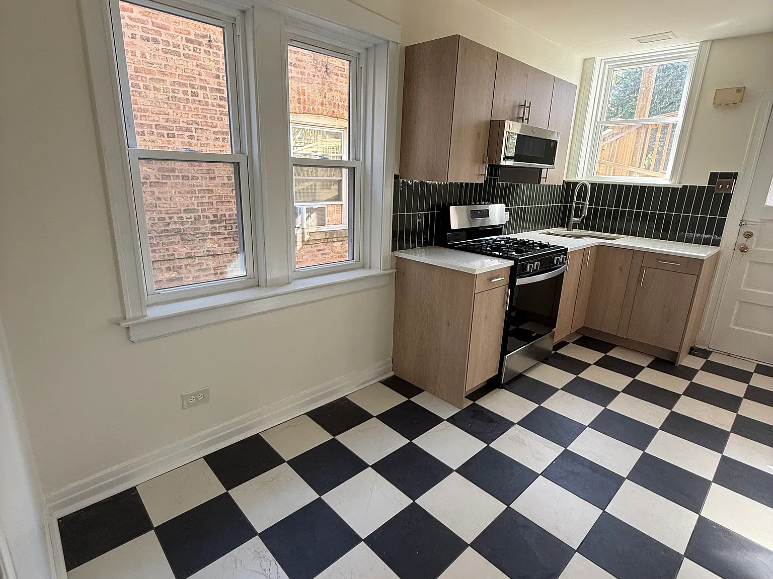 2 bed, 1400 sqft, $2,500 — Photo 2