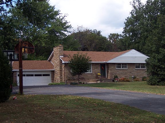 Cut stone rancher on 3+ ac.