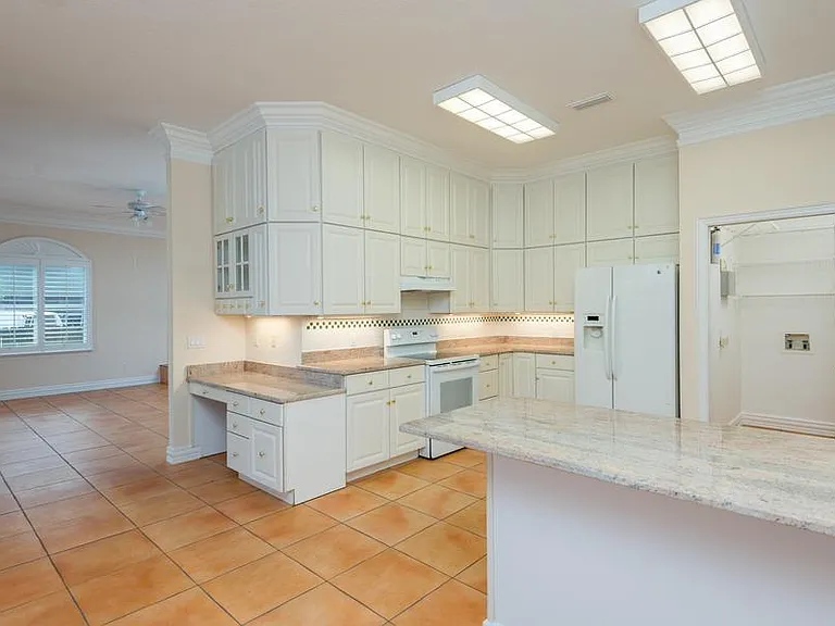 1607 Deleon St — Photo 11