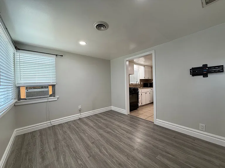 3180 S 400 E — Photo 2