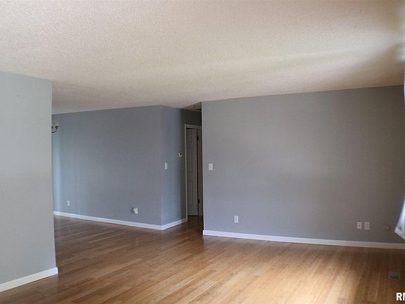 3rd image of 155 E Vance St