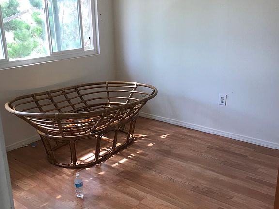 Medium size sunny room..