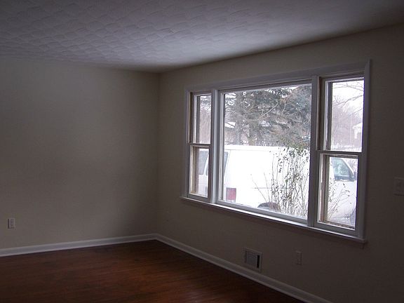 Livingroom with shiny hardwood flooring