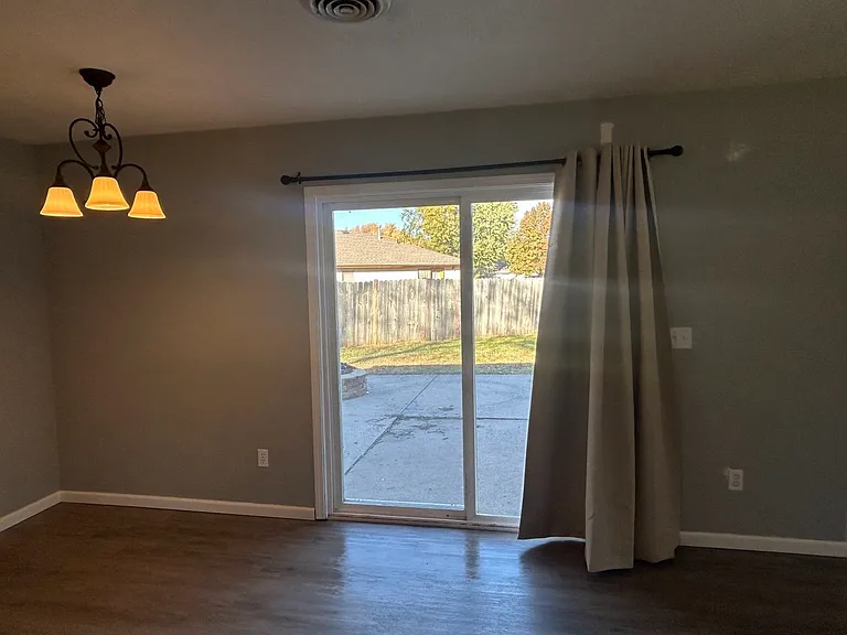 1320 Parkside Dr — Photo 8
