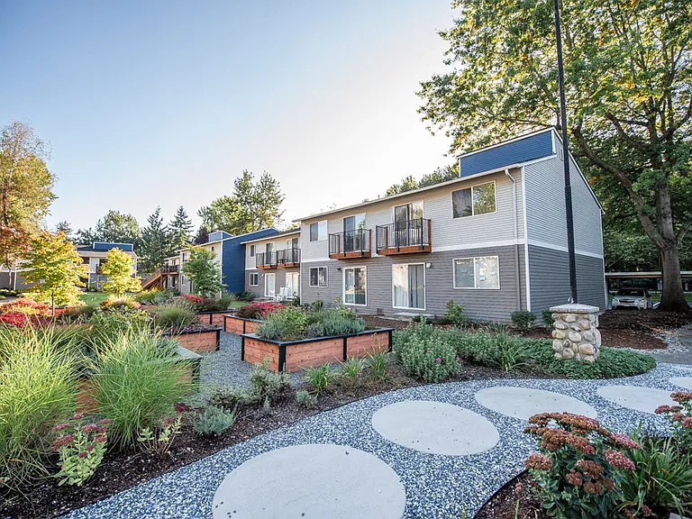 Kent Apartments - Driftwood Apartments - Exteriors and Gardens