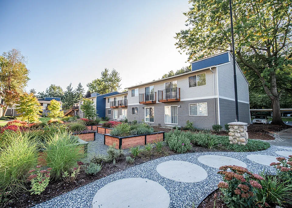 Kent Apartments - Driftwood Apartments - Exteriors and Gardens