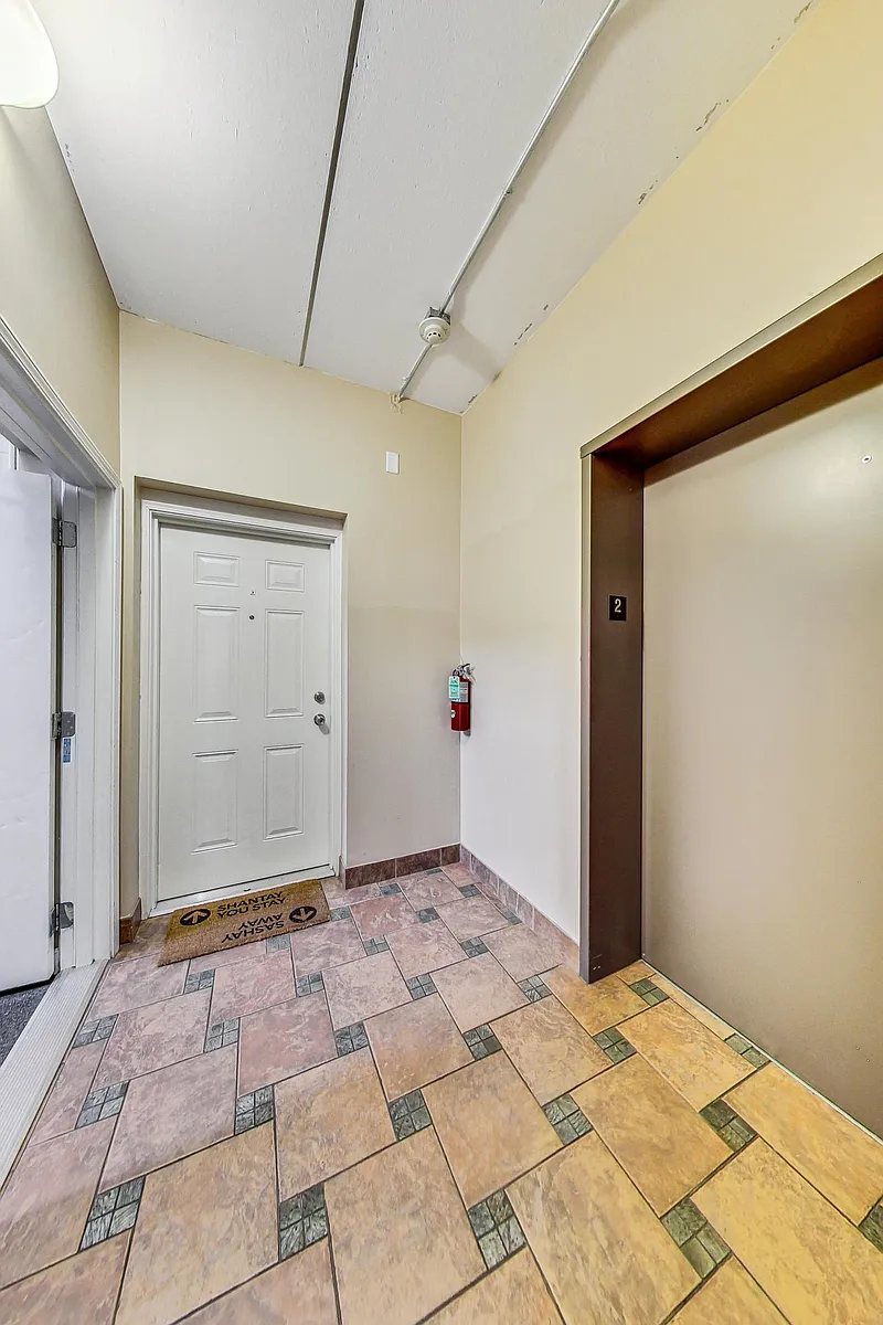 Building Photo - 2602 W Diversey Ave #201
