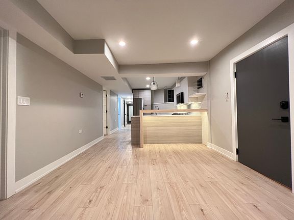 2nd image of 1826 W Evergreen Ave #G