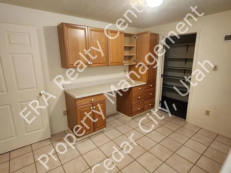 921 N 400 W — Photo 19