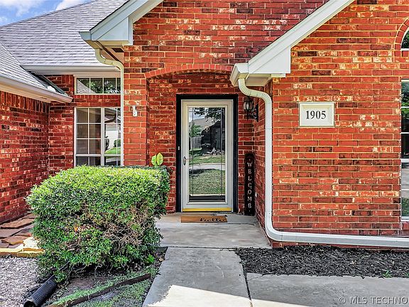 2nd image of 1905 Red Oak Dr