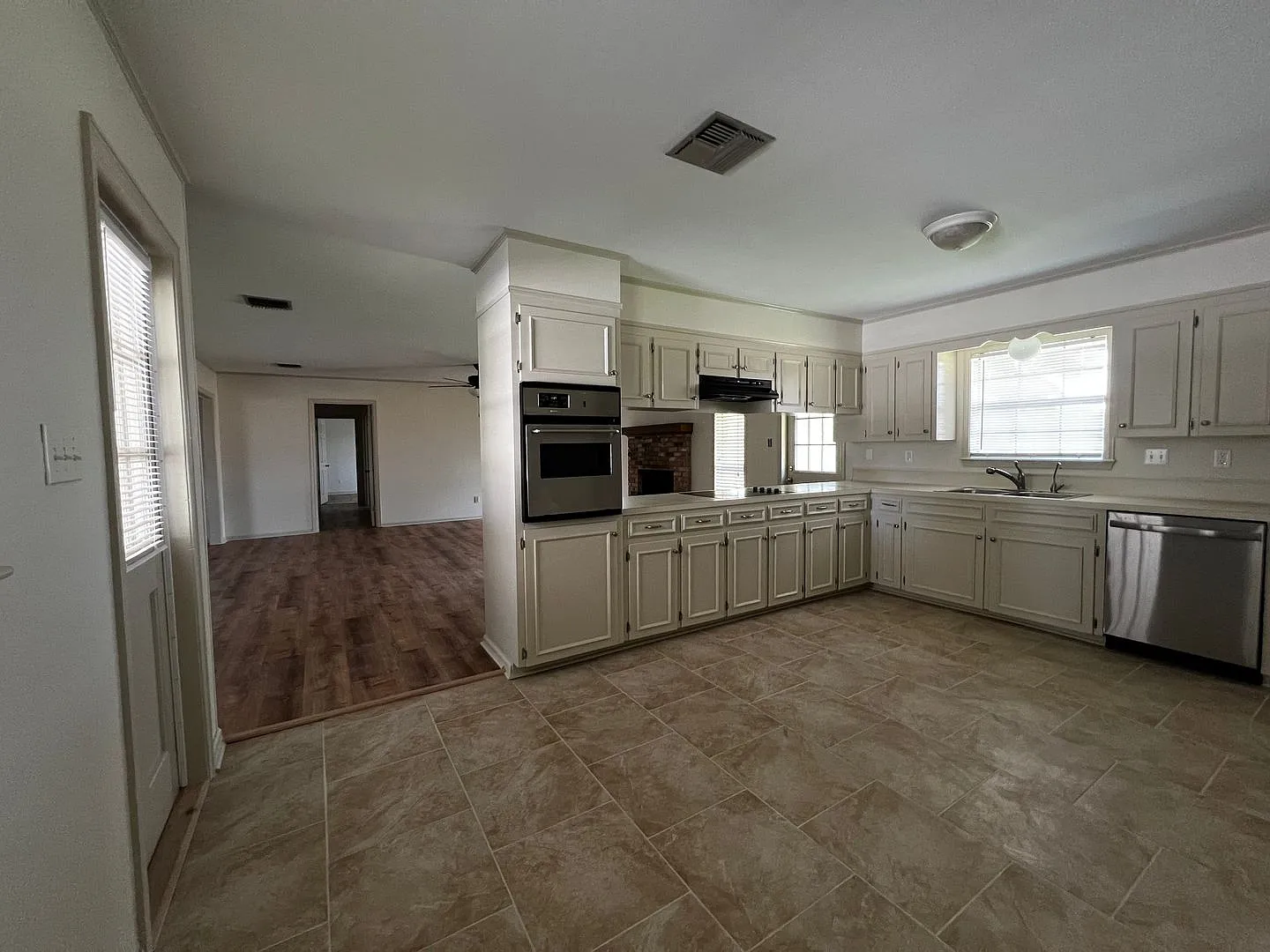 4 Bedroom, 2 Bathroom, large yard, 2 car carport, NEW floors and paint. — Photo 3
