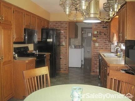 Convenient Layout
						:
						Kitchen and laundry have spacious cupboards. Dry sink in laundry. Full bath.