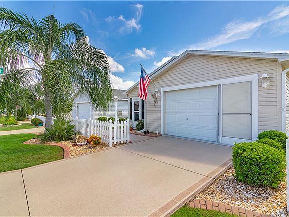 3rd image of 393 Seven Oaks Ln