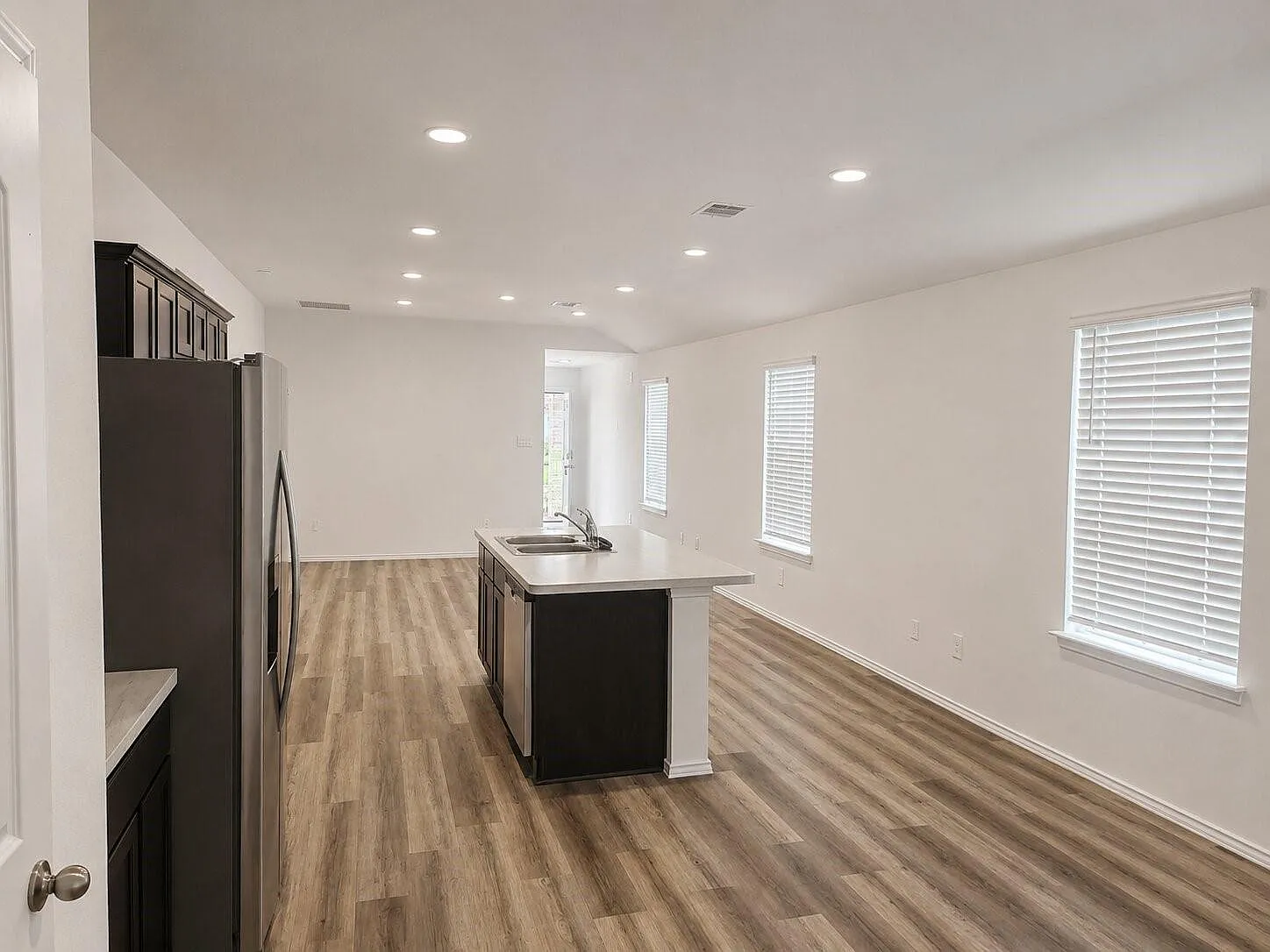 3 bed, 2.0 bath, 1471 sqft, $2,100 — Photo 4