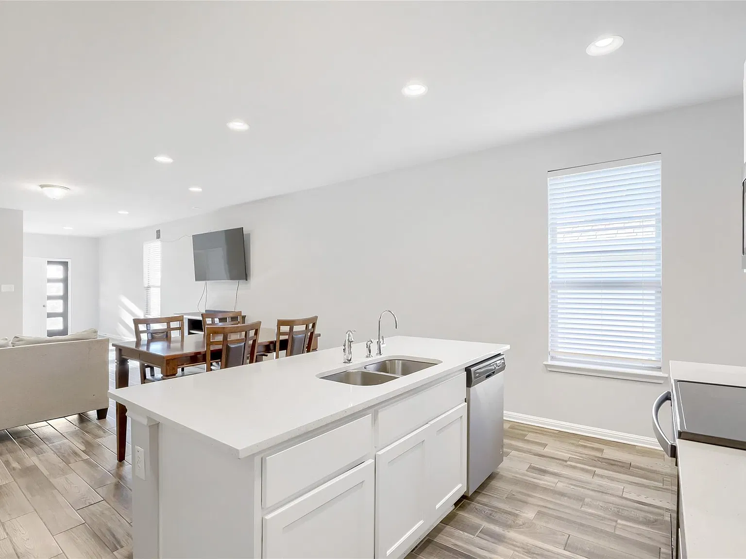 4 bed, 2.0 bath, 1599 sqft, $1,850 — Photo 4