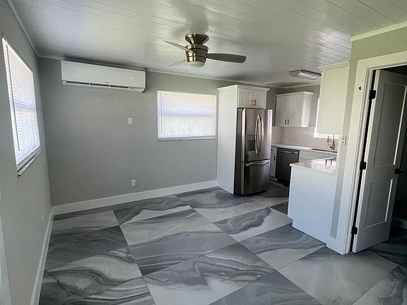 2nd image of 4365 Tarpon Ave Building 9