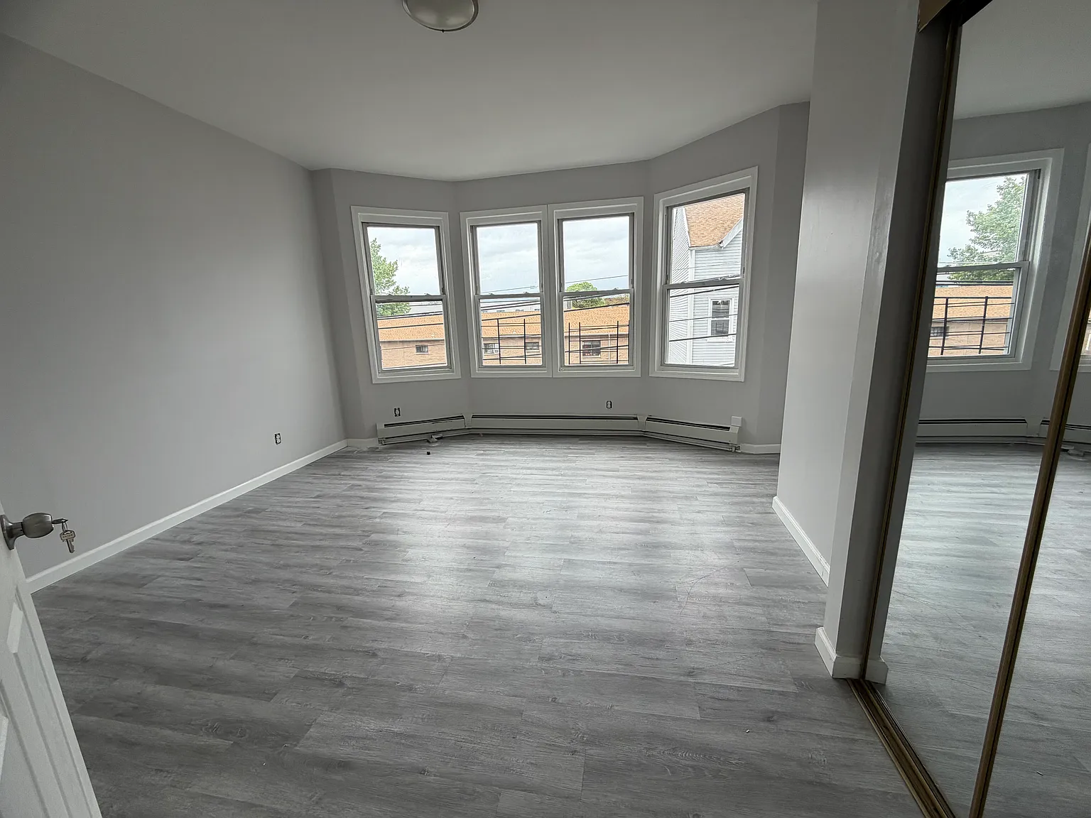 4 bed, 950 sqft, $2,300 — Photo 2