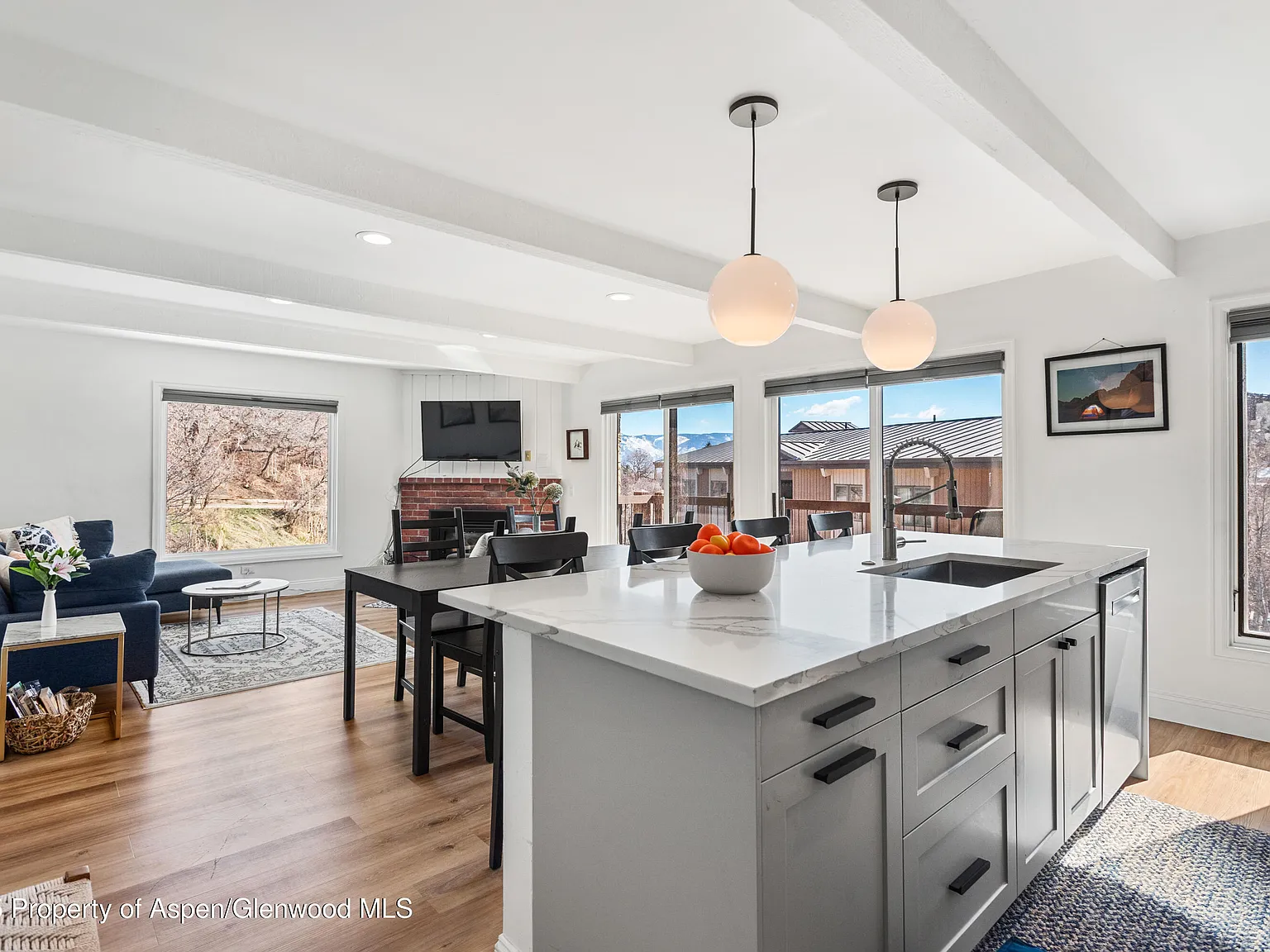 2 bed, 2.0 bath, 916 sqft, $6,500 — Photo 2