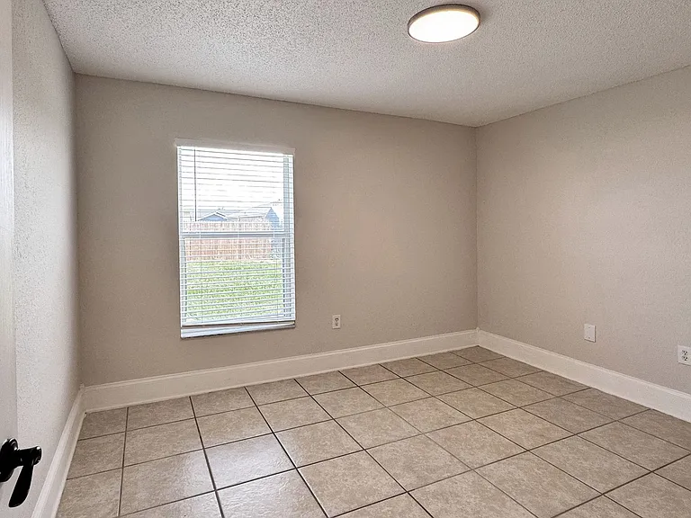 332 Cloverdale Rd — Photo 15