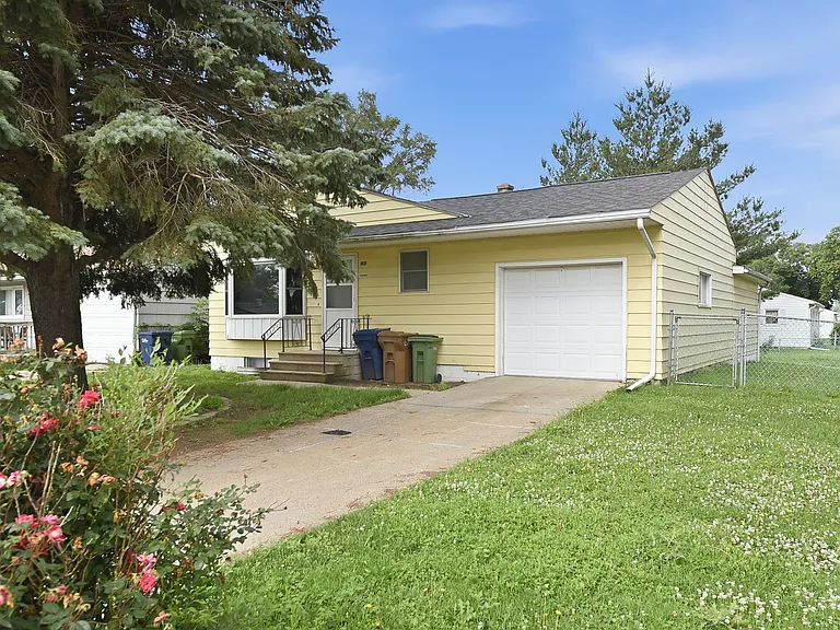 3202 Calhoun St — Photo 3